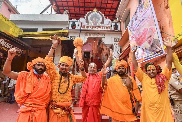 अयोध्या के हनुमान गढ़ी में राम मंदिर के निर्माण के लिए भूमि पूजन दिवस मनाते साधु-संत