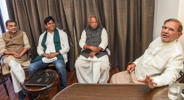 पटना में एक बैठक के दौरान राष्ट्रीय जनता दल के नेता शरद यादव, राष्ट्रीय लोक समता पार्टी के प्रमुख उपेंद्र कुशवाहा, जीतन राम मांझी और मुकेश साहनी