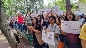 दिल्ली महिला आयोग ने वीमेंस कॉलेज फेस्ट में उत्पीड़न पर मांगी रिपोर्ट, अधिकारियों को किया तलब