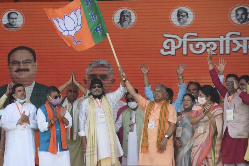 पश्चिम बंगाल में पीएम मोदी की ब्रिगेड रैली के दौरान भाजपा में शामिल अभिनेता मिथुन चक्रवर्ती