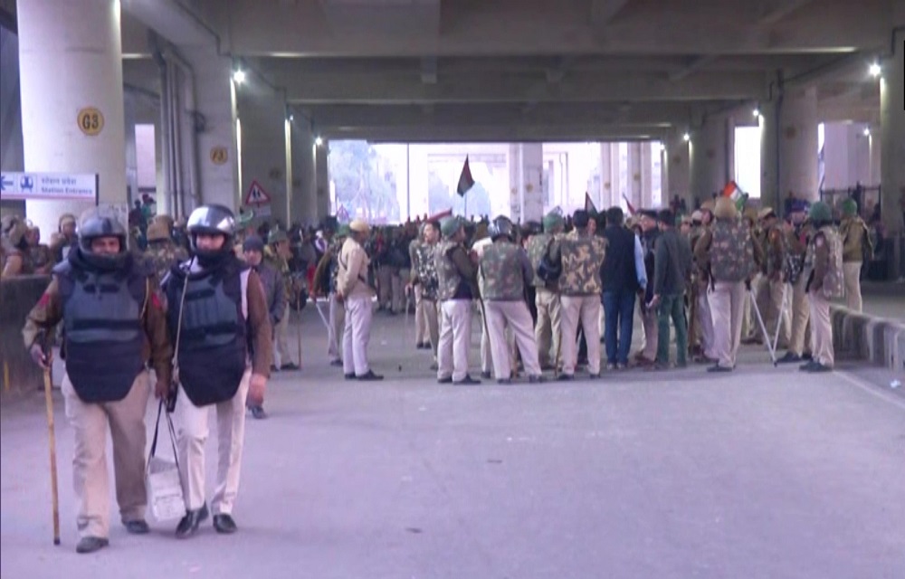 दिल्ली के जाफराबाद मेट्रो स्टेशन इलाके में नागरिकता संशोधन अधिनियम के खिलाफ प्रदर्शन के मद्देनजर तैनात सुरक्षाकर्मी