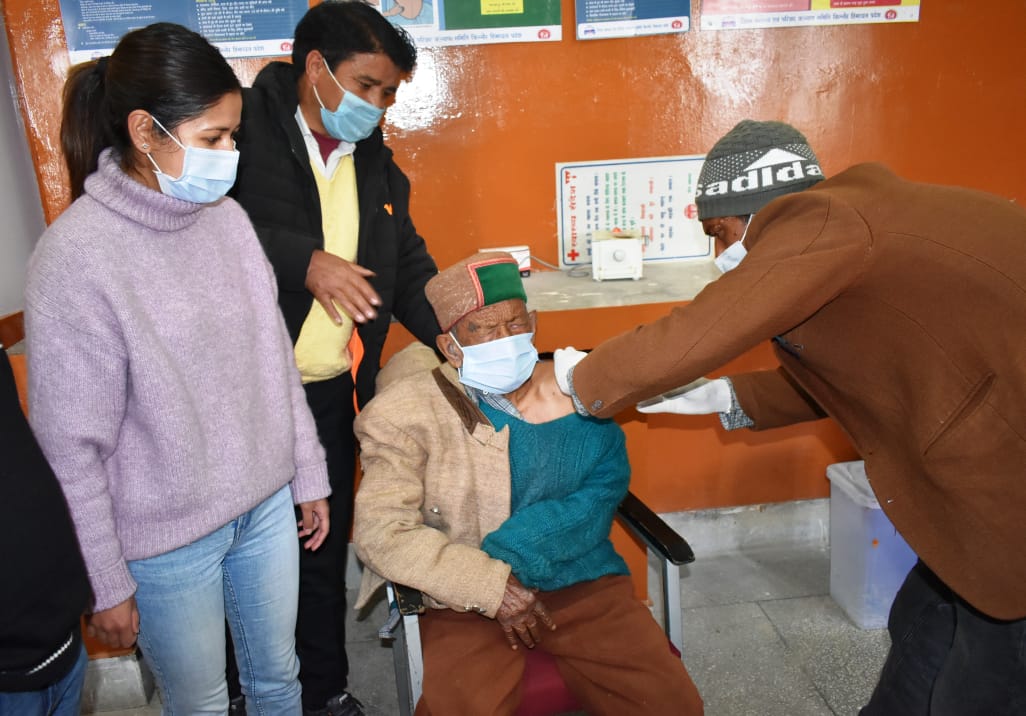 स्वतंत्र भारत के प्रथम मतदाता 103 वर्षीय श्याम शरण नेगी ने किन्नौर जिले के कल्पा में ली कोविड वैक्सीन की पहली डोज