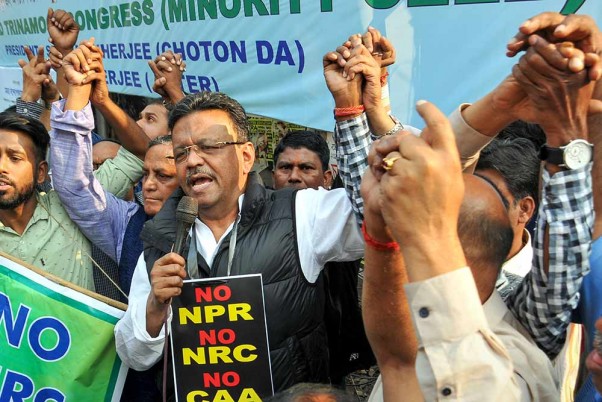 कोलकाता में एनआरसी और सीएए के खिलाफ विरोध प्रदर्शन के दौरान कोलकाता के मेयर और तृणमूल कांग्रेस नेता फिरहाद हकीम के साथ अन्य पार्टी कार्यकर्ता