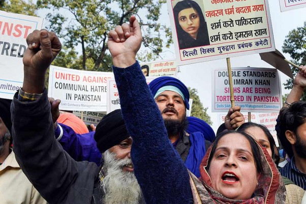 ननकाना साहिब में भीड़ के हमले को लेकर पाकिस्तान के खिलाफ दिल्ली में विरोध प्रदर्शन करते दिल्ली सिख गुरुद्वारा प्रबंधक कमेटी के सदस्‍य