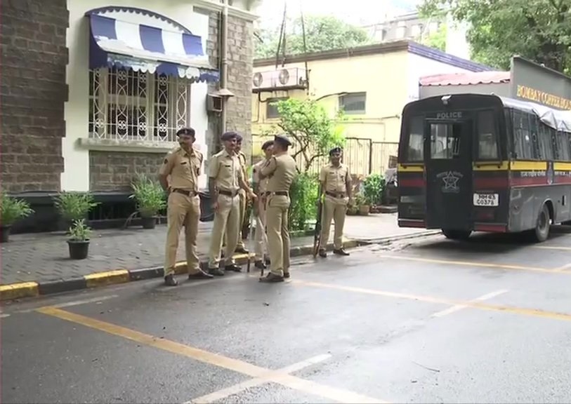 एनसीपी प्रमुख शरद पवार के ईडी के दफ्तर जाने के तय कार्यक्रम के मद्देनजर पुलिस ने ईडी कार्यालय के बाहर और दक्षिण मुंबई के अन्य क्षेत्रों में निषेधाज्ञा लागू कर दी है