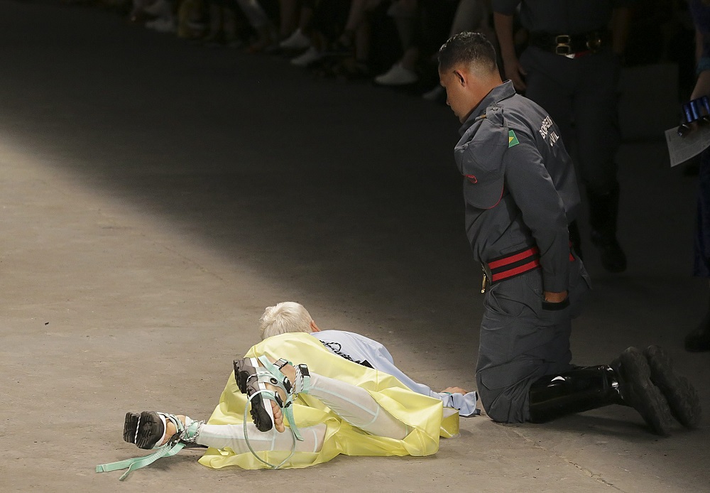 ब्राजील के साओ पॉलो फैशन वीक में रैंप पर कैटवॉक के दौरान एक 26 साल का मॉडल टेल्स सोएर्स बेसुध होकर गिर गया और उसकी मौत हो गई