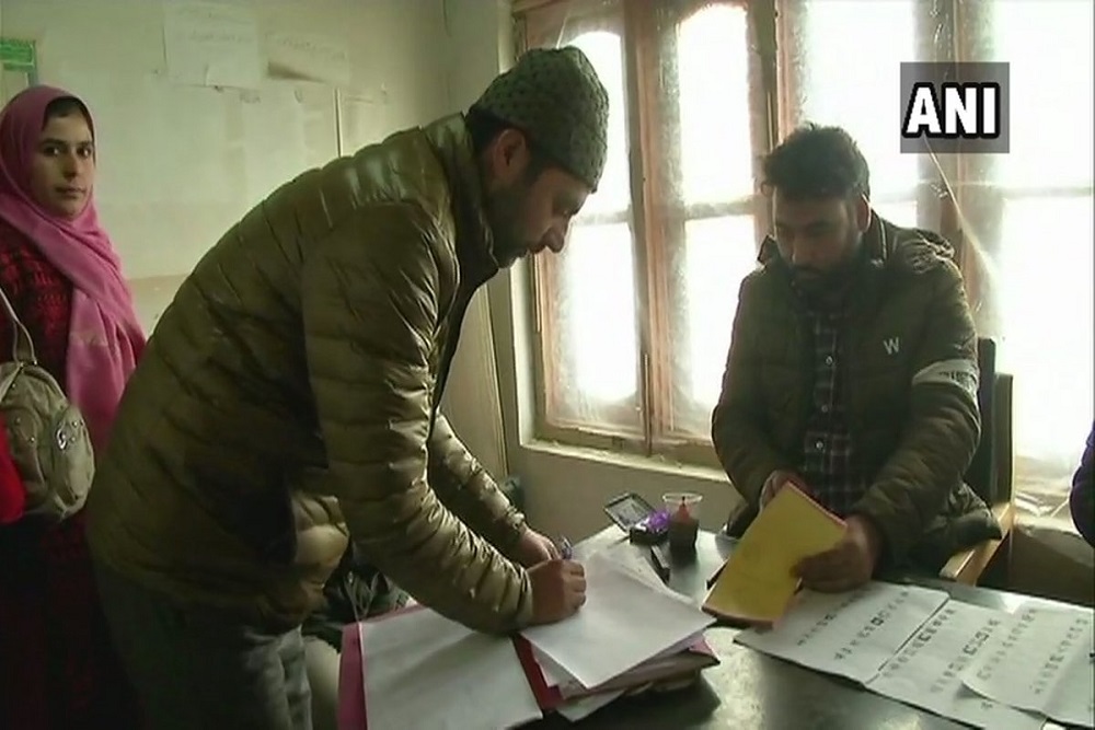 जम्मू-कश्मीर में कड़ी सुरक्षा के बीच पंचायत चुनाव के आठवें चरण के लिए वोटिंग जारी