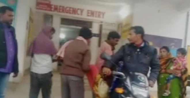 अमानवीयः झारखंड में अस्पताल के इनकार के बाद बाइक पर ले जाना पड़ा बेटी का शव