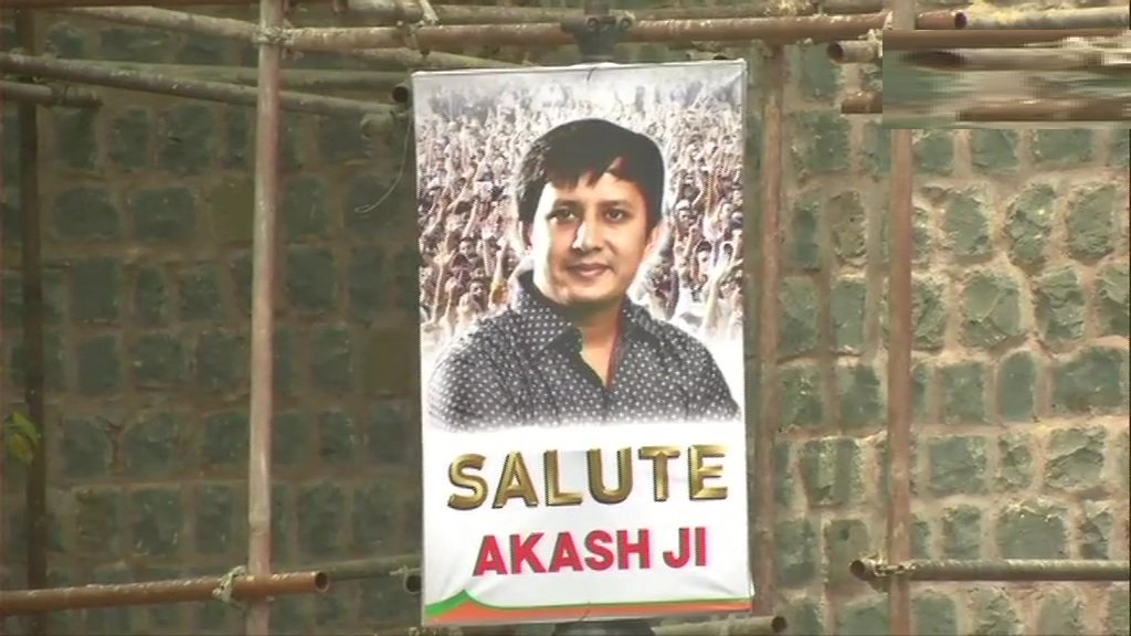 जब इंदौर में नजर आए भाजपा महासचिव कैलाश विजयवर्गीय के विधायक बेटे का पोस्टर, लिखा-'सैल्यूट आकाशजी'