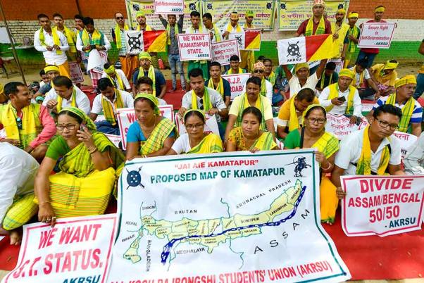 नई दिल्ली के जंतर-मंतर पर अलग कामतापुर राज्य की मांग के समर्थन में विरोध प्रदर्शन करते ऑल कोच-राजवंशी स्टूडेंट्स यूनियन के सदस्य