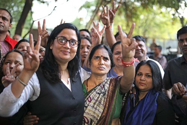 निर्भया के बलात्कारियों को फांसी दिए जाने के बाद अपनी वकील के साथ निर्भया की मां आशा देवी