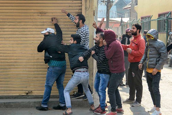 यूरोपीय संघ के 23 सांसदों के प्रतिनिधिमंडल के दौरे के बीच श्रीनगर में सुरक्षाकर्मियों पर पत्थर फेंकते प्रदर्शनकारी