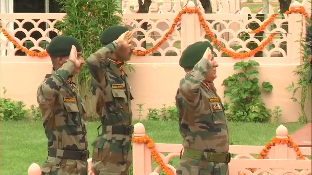 कारगिल विजय दिवस की 20वीं सालगिरह के मौके पर द्रास में करगिल युद्ध स्मारक पर जवानों को श्रद्धांजलि अर्पित करते आर्मी चीफ जनरल बिपिन रावत