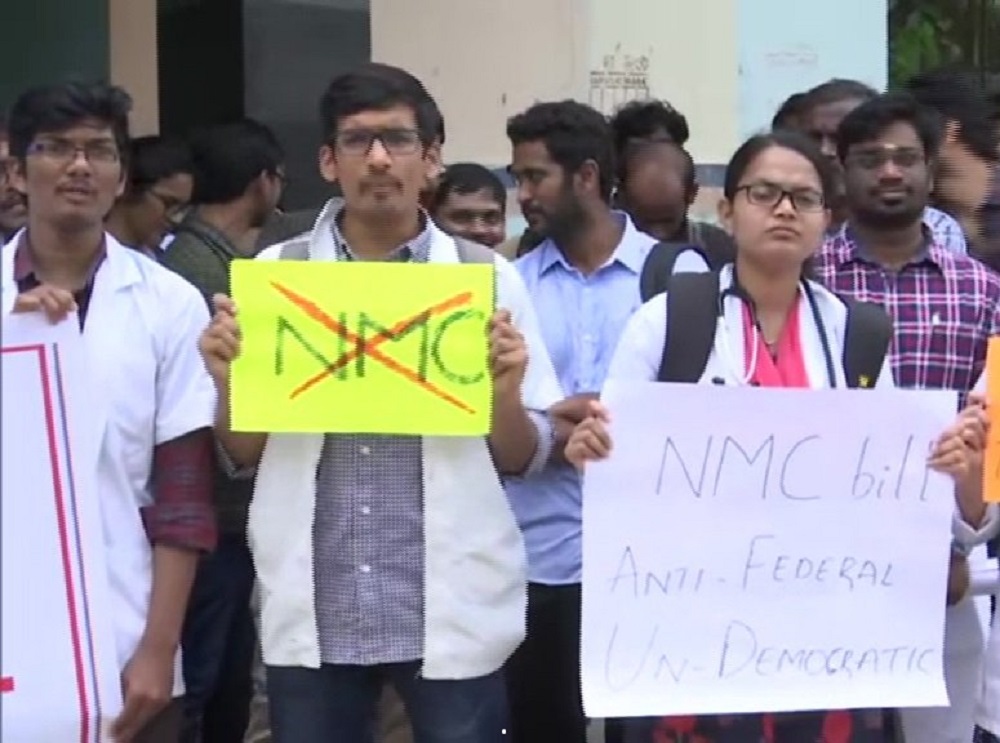 हैदराबाद के उस्मानिया मेडिकल कॉलेज में राष्ट्रीय चिकित्सा आयोग (एनएमसी) विधेयक 2019 के खिलाफ विरोध प्रदर्शन करते डॉक्टर