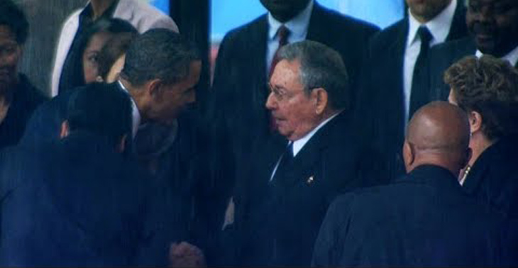 शिखर सम्मेलन में ओबामा, कास्त्रो एक साथ दिखे