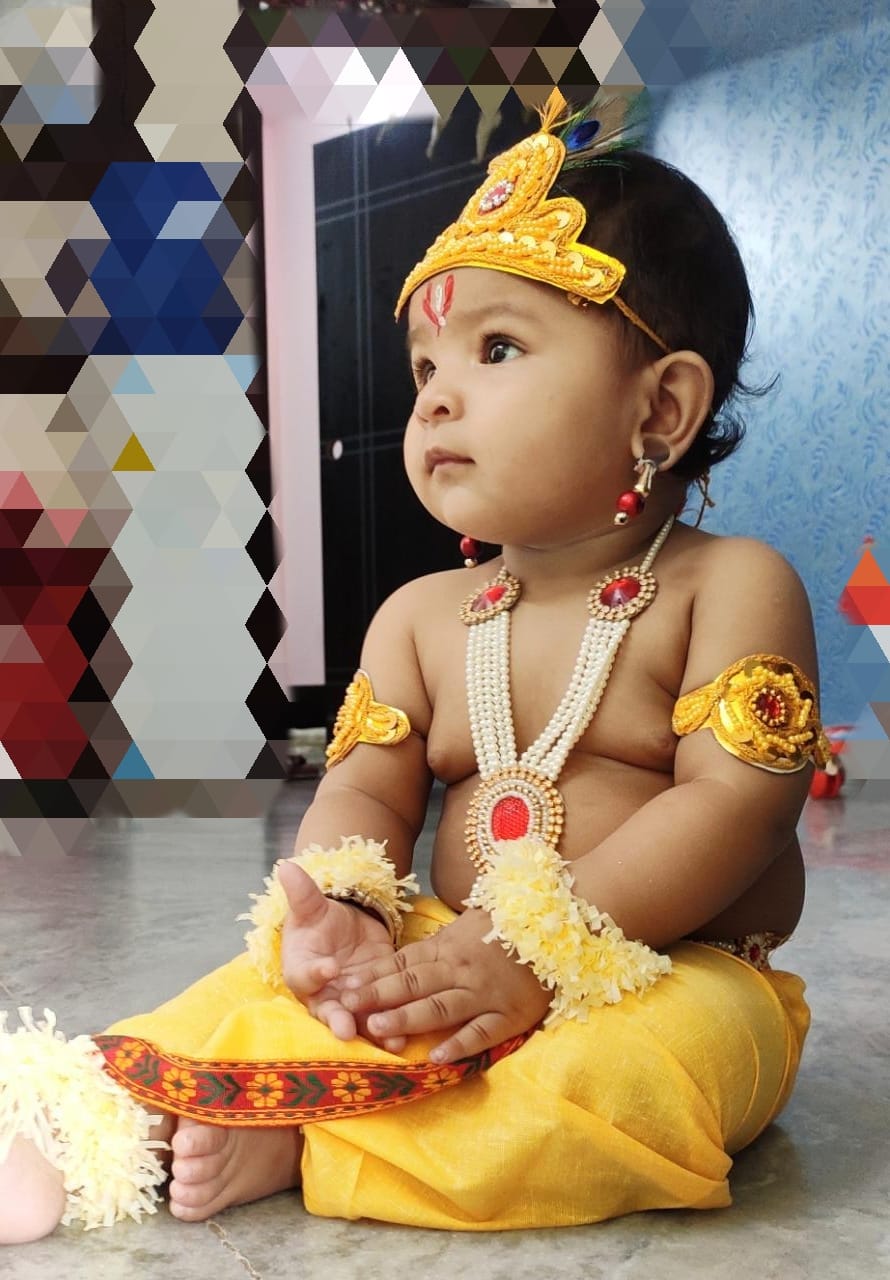दिल्ली: श्रीकृष्ण जन्माष्टमी के खास मौके पर 'नटखट कन्हैया' के परिधान में सजी नन्हीं बच्ची।