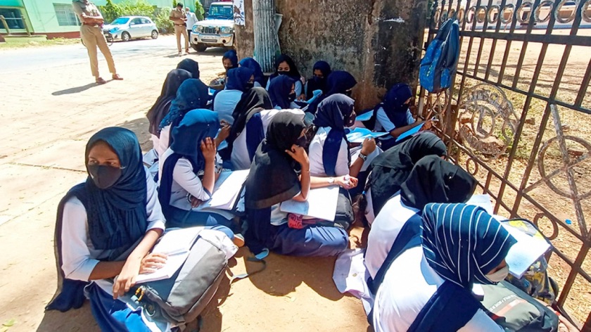 कर्नाटक हिजाब विवाद: बढ़ा गतिरोध, सीएम बसवराज ने सभी हाई स्कूल-कॉलेज बंद करने के दिए आदेश