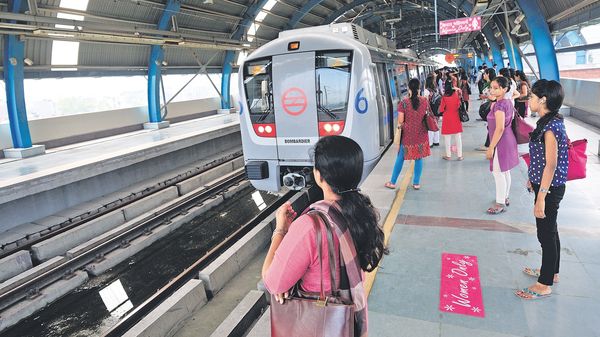 नागरिकता कानून का विरोध: दिल्ली के सभी मेट्रो स्टेशन खोले गए, सामान्य रूप से सेवाएं फिर से बहाल