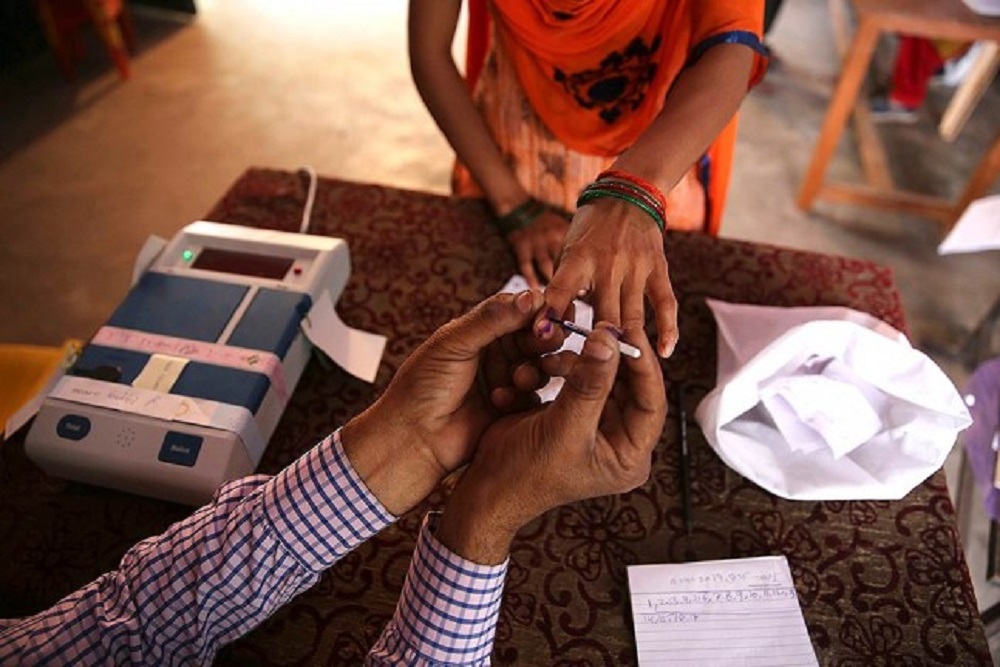 लोकसभा चुनाव: दूसरे चरण में कुल 61.12 फीसदी वोटिंग, पश्चिम बंगाल में सबसे अधिक मतदान