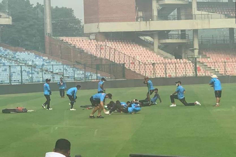 बांग्लादेशी टीम के खिलाडियों ने दिल्ली के मैदान पर मास्क पहन कर की प्रैक्टिस