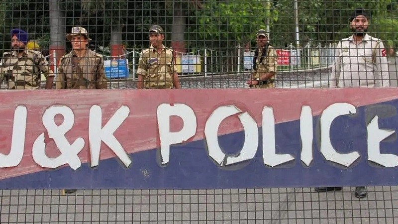 जम्मू-कश्मीर के पुलिस अधिकारी को क्रिकेट खेलते समय श्रीनगर के डाउनटाउन में आतंकवादियों ने मारी गोली
