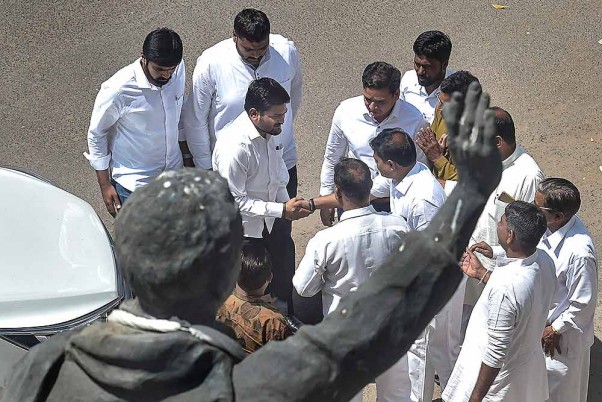 अहमदाबाद में पार्टी कार्यालय पहुंचने पर पाटीदार नेता हार्दिक पटेल को बधाई देते कांग्रेस कार्यकर्ता और नेता