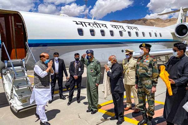 रक्षा मंत्री राजनाथ सिंह अपने तीन दिवसीय दौरे पर पहुंचे लद्दाख