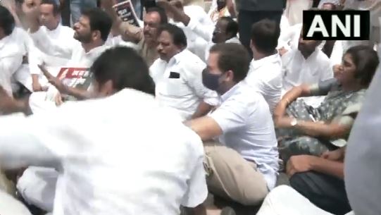 हिरासत में लिए गए राहुल गांधी, सोनिया के समर्थन में कर रहे थे विरोध प्रदर्शन