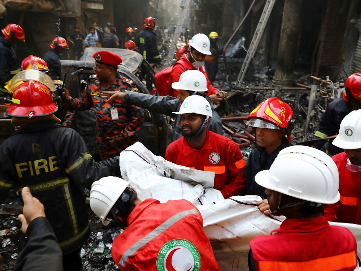बांग्लादेश  की राजधानी ढाका स्थित एक केमिकल गोदाम में भीषण आग लग गई, हादसे में 69 लोगों की मौत हो गई है