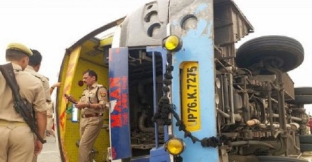 जयपुर से गुरसहायगंज जा रही टूरिस्ट बस पलटी, 17 की मौत, 30 लोग घायल