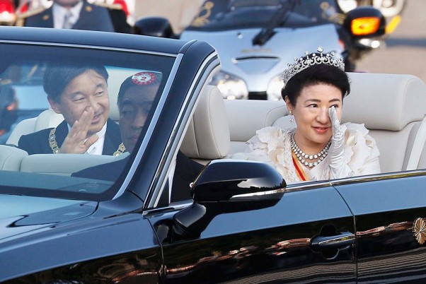 टोक्यो में एक परेड के दौरान शुभकामनाएं देते जापान के सम्राट नारुहितो और महारानी मसाको