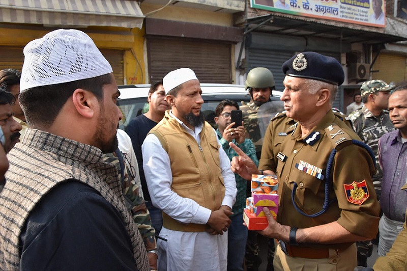 उत्तर-पूर्वी दिल्ली में होली के दौरान मिठाई बांटते दिल्ली के पुलिस आयुक्त एसएन श्रीवास्तव