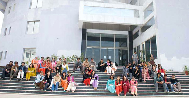 लड़के-लड़कियों के साथ बैठने पर पाकिस्तानी विश्वविद्यालय ने लगाई रोक