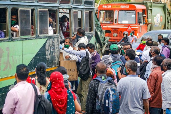 लॉकडाउन के दौरान मुंबई के छत्रपति शिवाजी महाराज टर्मिनस में बस में सवार होने के दौरान सोशल डिस्टेंसिंग के नियमों की अनदेखी करते यात्री
