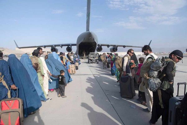 काबुल एयरपोर्ट में अमेरिकी वायु सेना सी -17 ग्लोबमास्टर III पर जाने के लिए लोगों की भीड़