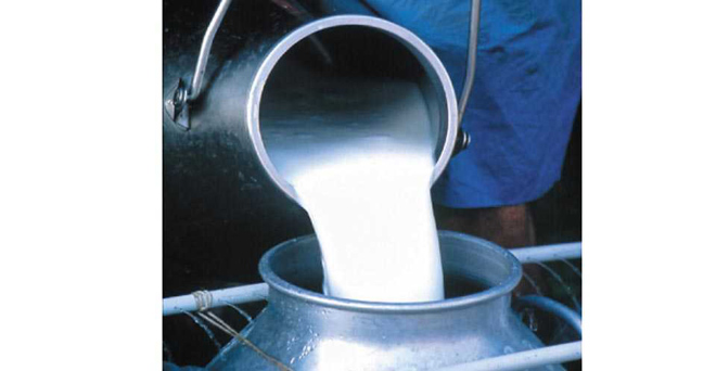 देश के दूध उत्पादक गंभीर संकट में, केंद्र सरकार से मदद की मांग की