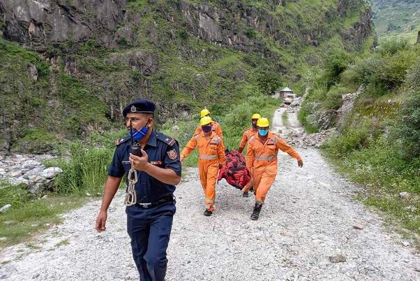 देखें वीडियो: हिमाचल भूस्खलन हादसे में अब तक 10 की मौत-13 घायल, पहाड़ से गिरे मलबे में दबी यात्रियों से भरी बस