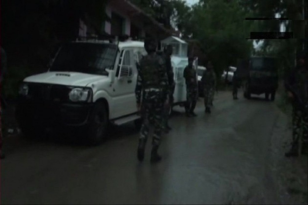 जम्मू-कश्मीर के शोपियां में सुरक्षाबलों ने मुठभेड़ में मार गिराए 2 आतंकी, हथियार बरामद