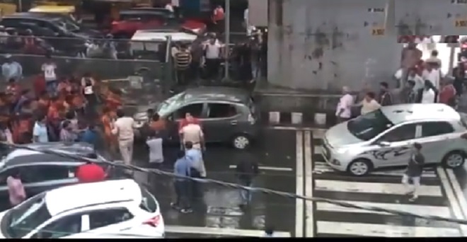 वीडियो: दिल्ली में कांवड़ियों की गुंडागर्दी, देखती रही पुलिस