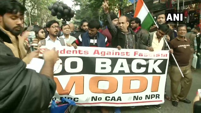 प्रधानमंत्री नरेंद्र मोदी की दो दिवसीय कोलकाता यात्रा के विरोध में प्रदर्शन करते छात्र