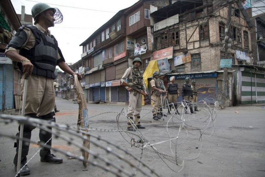 केंद्र सरकार ने जम्मू कश्मीर से 10,000 सैनिकों की तत्काल वापसी का दिया आदेश