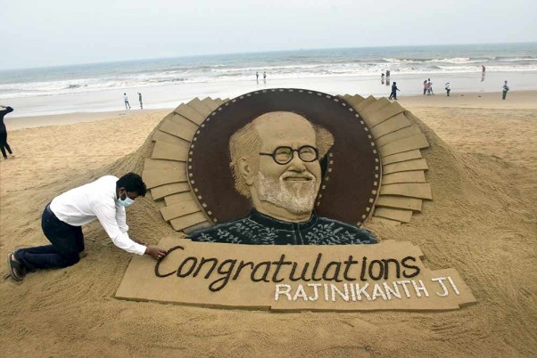 दादा साहेब फाल्के पुरस्कार 2019 से सम्मानित होने पर सुदर्शन पटनायक ने सुपरस्टार रजनीकांत को रेत पर आकृति बना कर दी बधाईयां