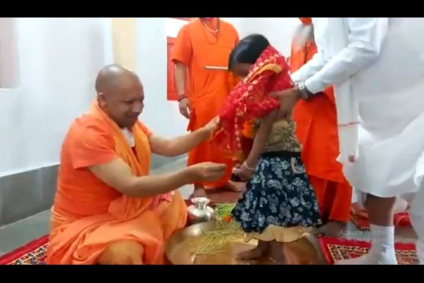 उत्तर प्रदेश: सीएम योगी ने गोरखपुर मंदिर में नवदुर्गा स्वरूप कन्या पूजन किया