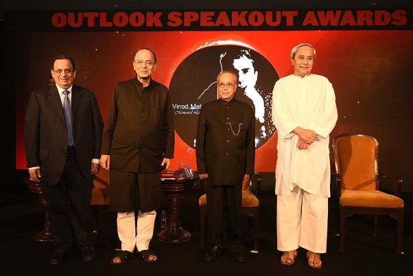 नई दिल्ली में आउटलुक स्पीकआउट अवार्ड्स समारोह के दौरान इस फाइल फोटो में बाईं ओर से आउटलुक समूह के अध्यक्ष राजन रहेजा तत्कालीन वित्त मंत्री अरुण जेटली, पूर्व राष्ट्रपति प्रणब मुखर्जी और ओडिशा के सीएम नवीन पटनायक