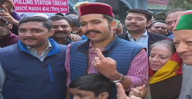 हिमाचल प्रदेश चुनाव: जनता तय करेगी कांग्रेस या भाजपा? देखिए तस्वीरें