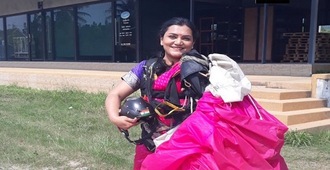 भारतीय महिला ने साड़ी पहनकर की स्काई डाइविंग, बनाया रिकॉर्ड