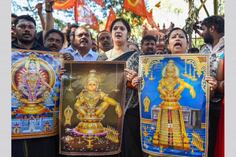 अय्यपा भगवान के सबरीमला मंदिर में दो महिलाओं के प्रवेश पर बेंगलुरु में विरोध प्रदर्शन करती महिलाएं