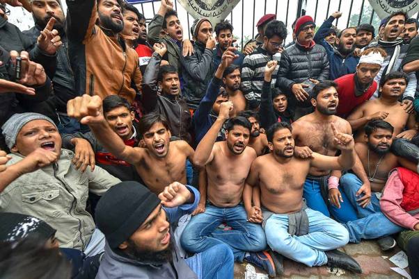 दिल्ली में रविवार को जामिया मिलिया इस्लामिया में छात्रों पर दिल्ली पुलिस की कार्रवाई के खिलाफ कैंपस में शर्ट उतार कर प्रदर्शन करते छात्र