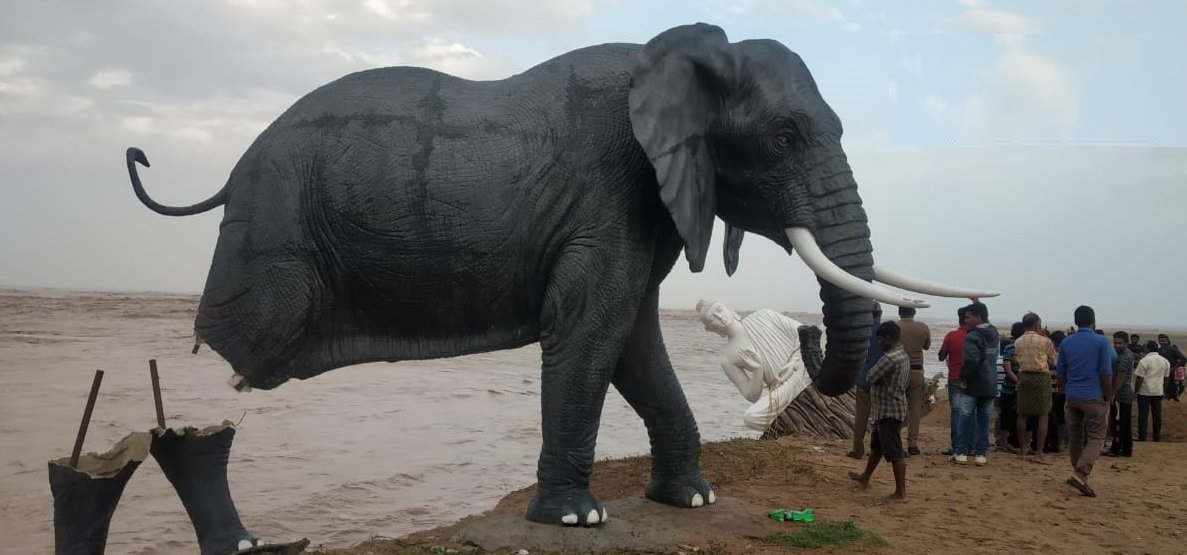 जल स्तर बढ़ने से आंध्र प्रदेश में कलिंगापट्टनम समुद्र तट पर बनी जानवरों की मूर्तियां बहीं