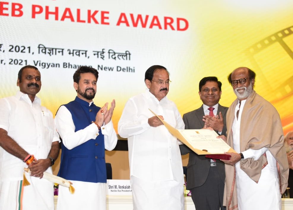 भारत के उपराष्ट्रपति एम. वेंकैया नायडू और केंद्रीय सूचना एवं प्रसारण मंत्री अनुराग ठाकुर ने किया अभिनेता रजनीकांत को दादासाहेब फाल्के पुरस्कार से सम्मानित